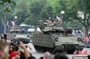 家族乱入美国纪念陆军成立250周年阅兵仪式在华盛顿举行