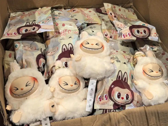 Labubu的假货产业链：秘密全(🚟)球发货，工厂谁也不能来看